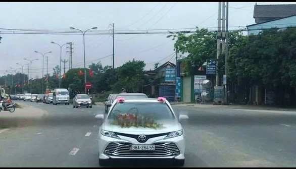 Đoàn xe gồm 20 xe diễn hành trong đấm cưới con trai ông PGĐ Bệnh viện huyện Hương Khê, Hà Tĩnh
