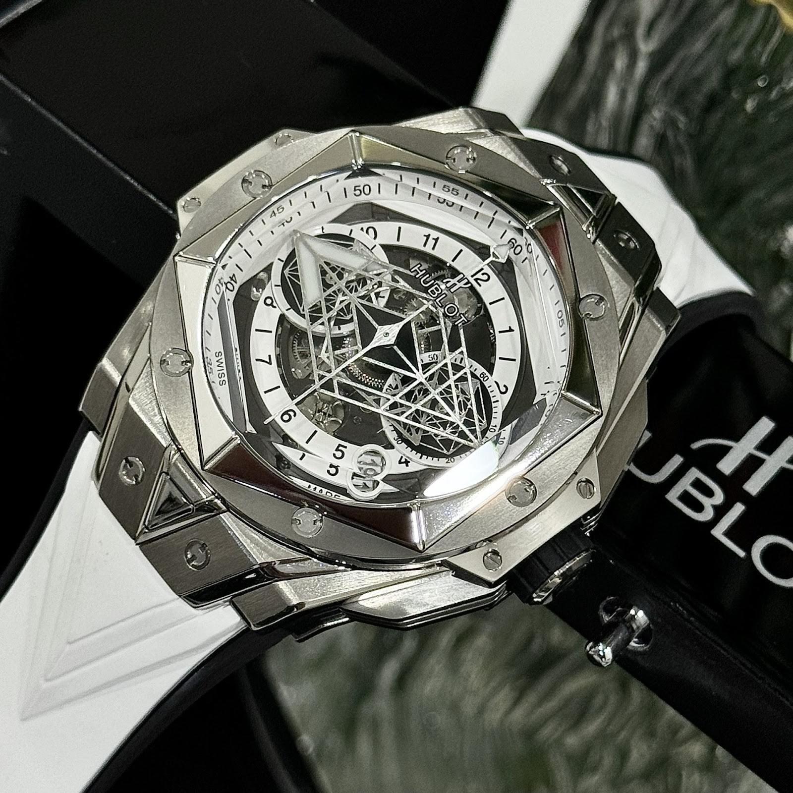 dong-ho-hublot-rep4-1738563981.jpg