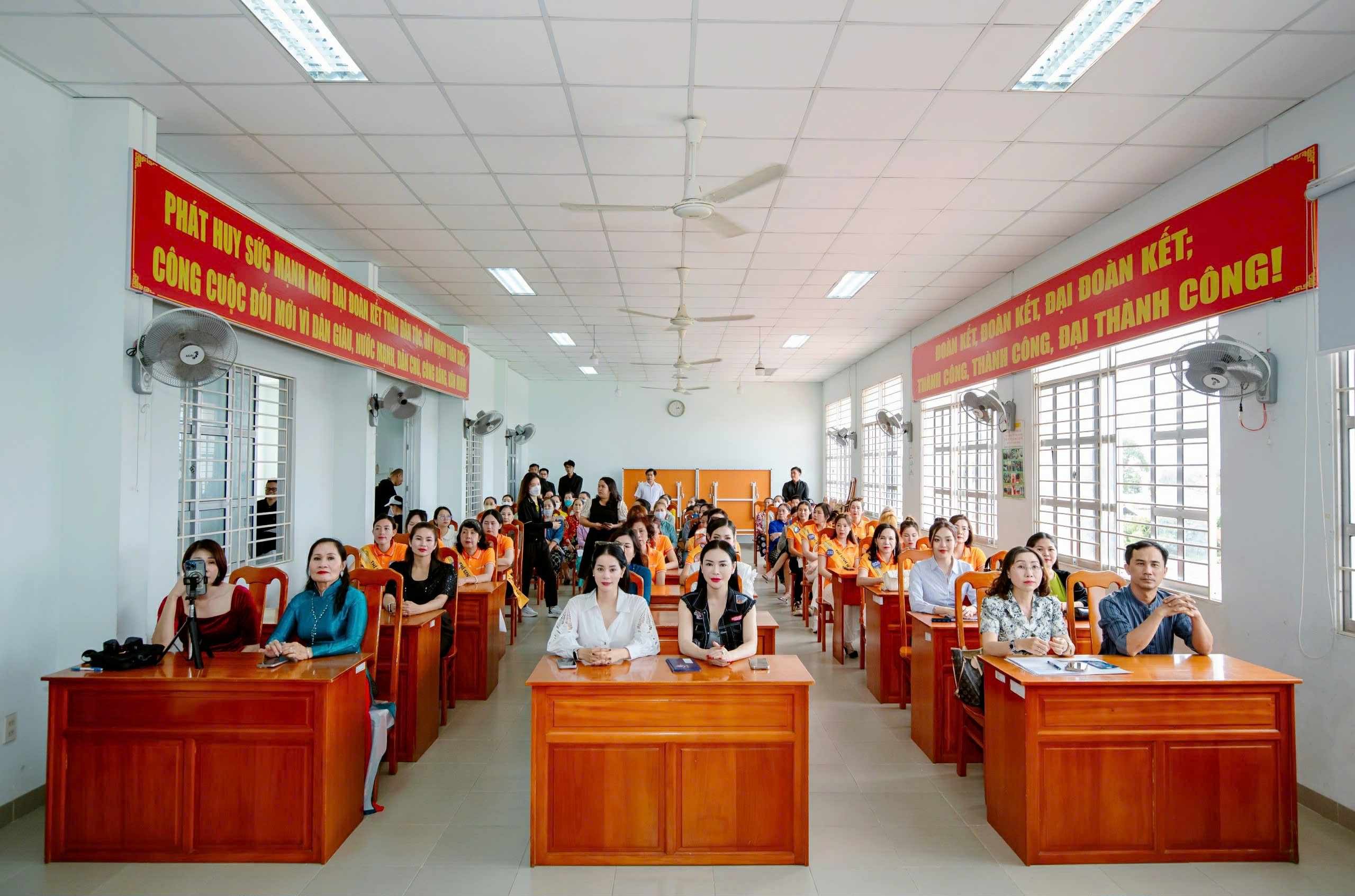 hoa-hau-doanh-nhan-sieu-quoc-gia-1-1748992881.jpg