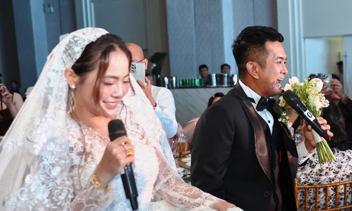 hung-thuan-hat-rap-diu-vo-tien-vao-le-duong-o-tiec-cuoi-1752333512-1752503499.jpg