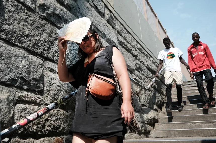 bien-doi-khi-hau-lao-hoa-1753690979.webp