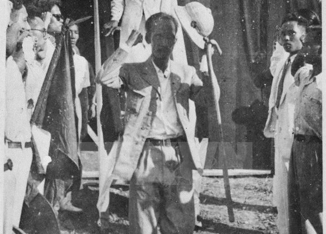chu-tich-ho-chi-minh-buoc-xuong-le-dai-1756724935.webp