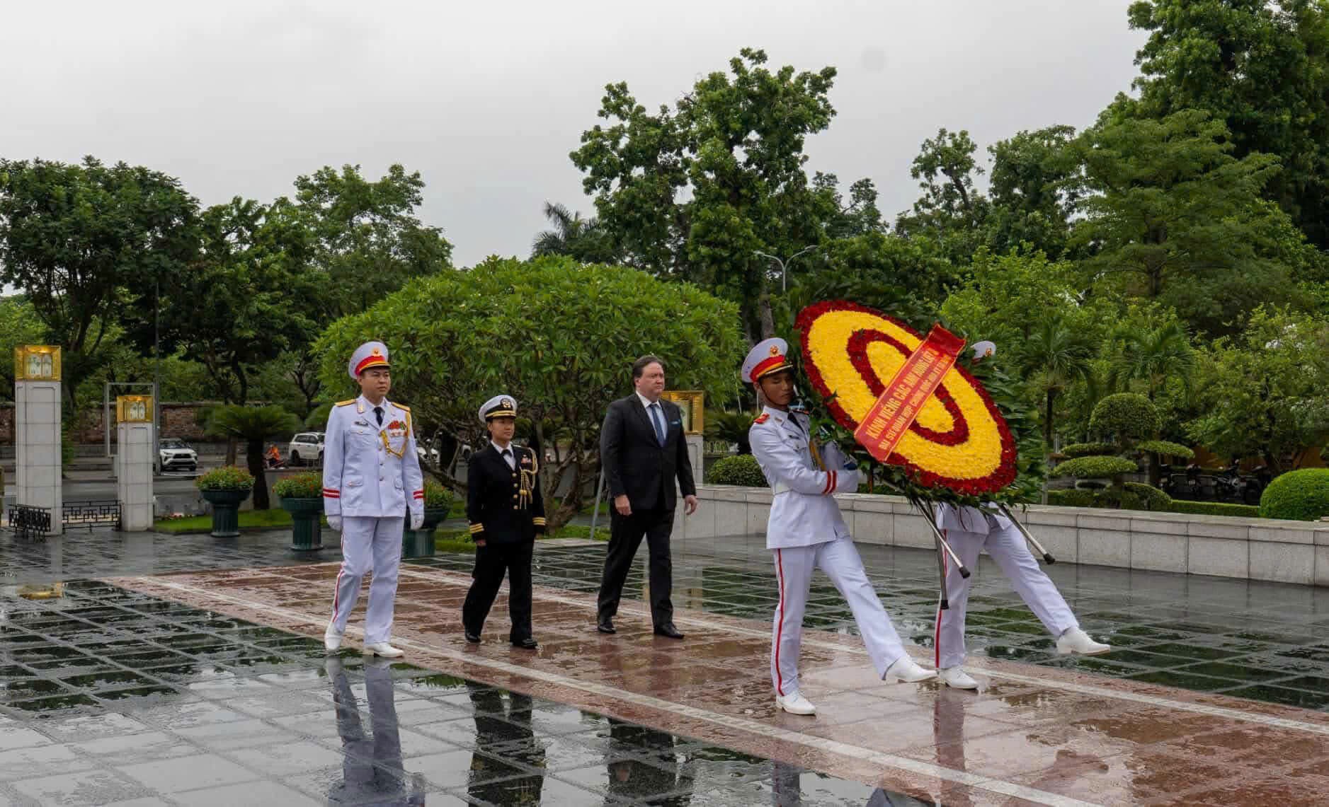 dai-su-hoa-ky-marc-knapper-1753628676.jpg