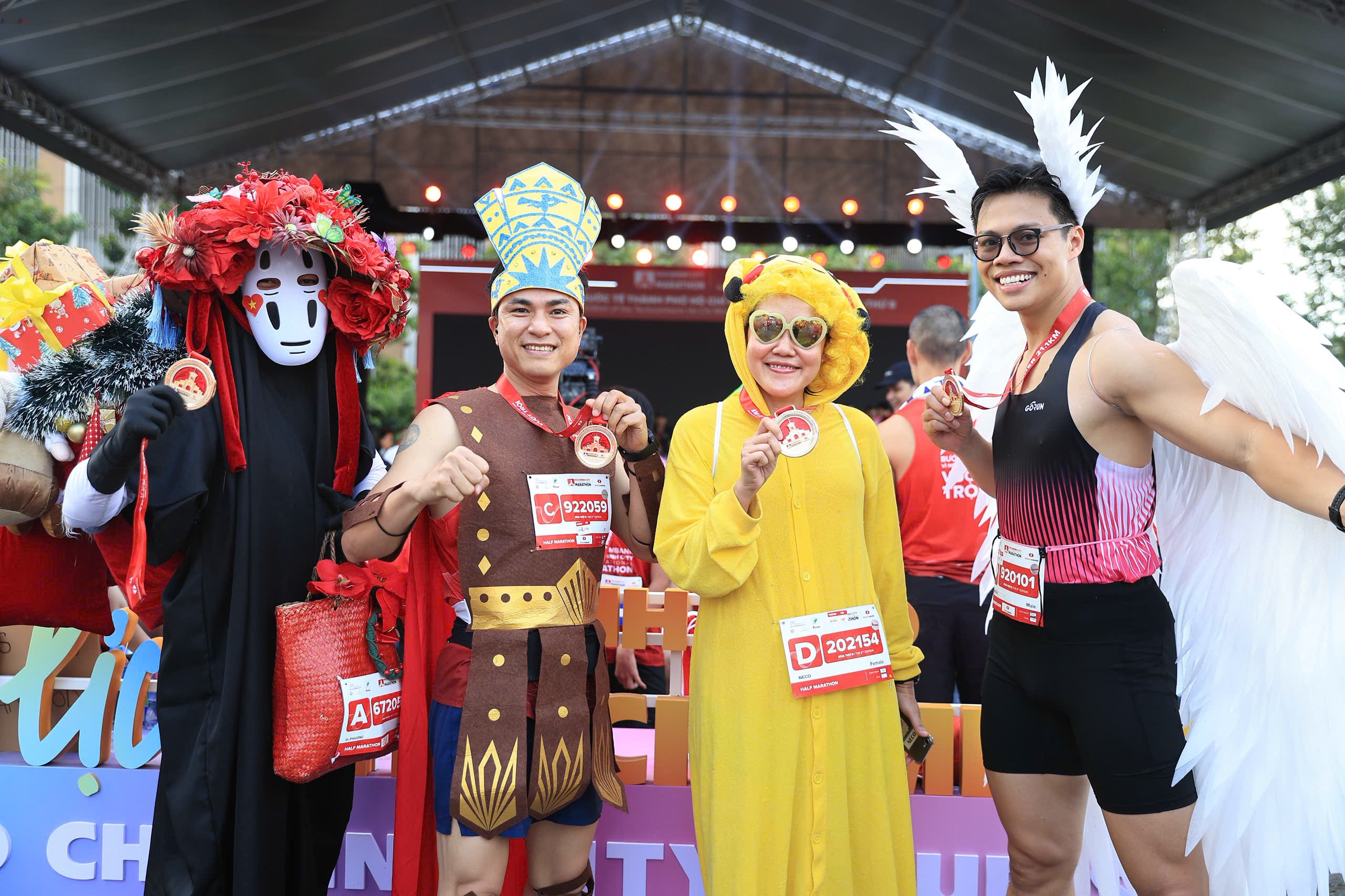 cac-runners-cosplay-nhieu-trang-phuc-khi-tham-gia-giai-dau-1765189402.jpg