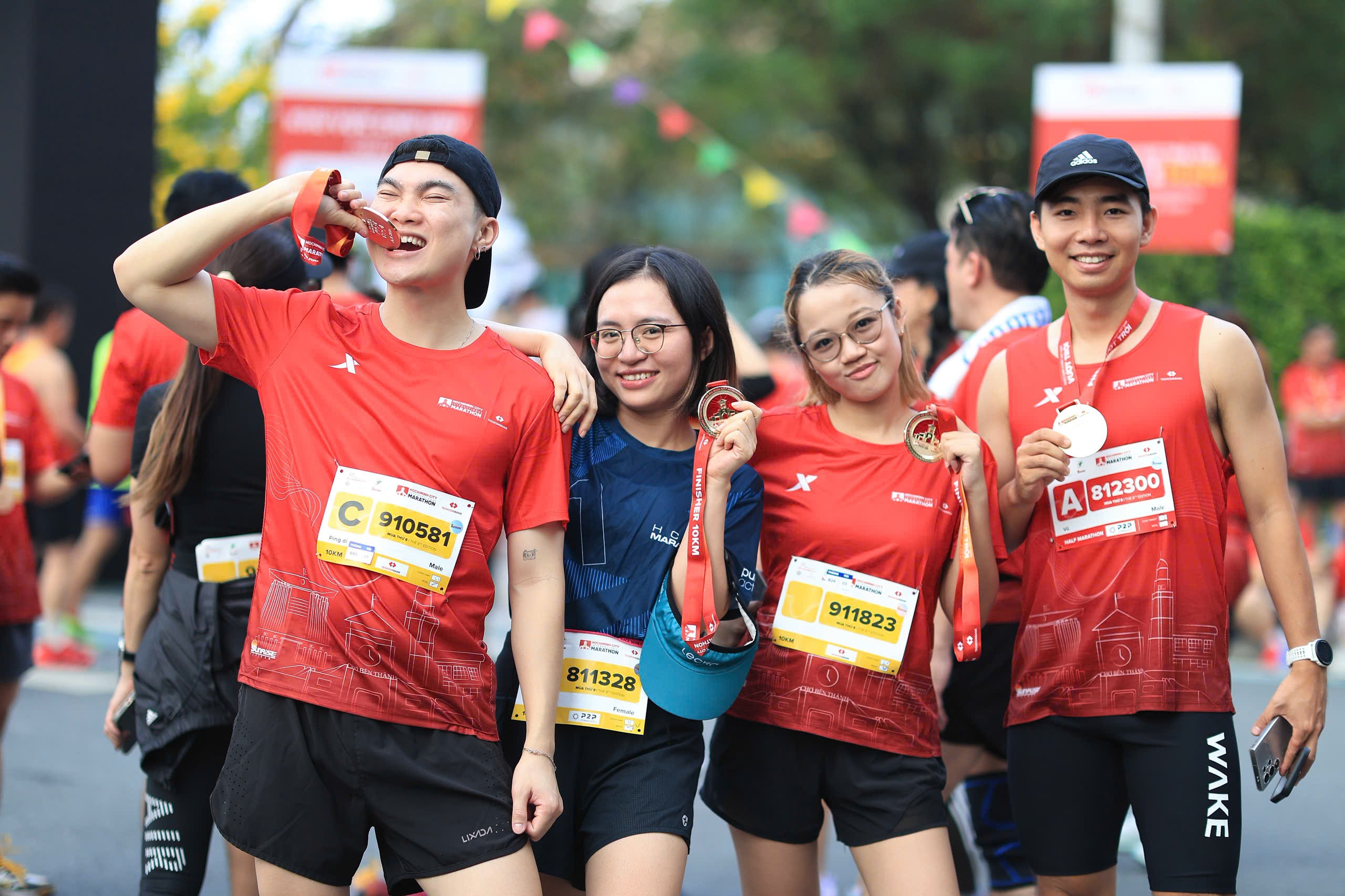 cac-runners-nhan-huy-chuong-sau-khi-ve-dich-1765189019.jpg