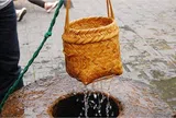 Bài học sâu sắc từ câu chuyện: Giỏ thưa múc nước