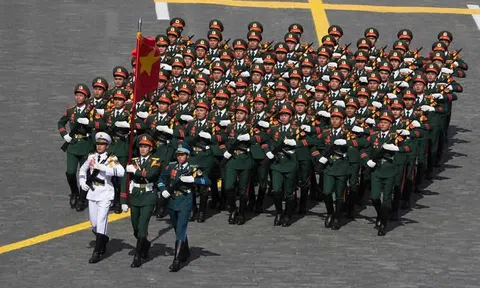 Thấy gì khi 68 quân nhân Việt Nam thực hiện nhiệm vụ diễu binh tại Quảng trường Đỏ nước Nga