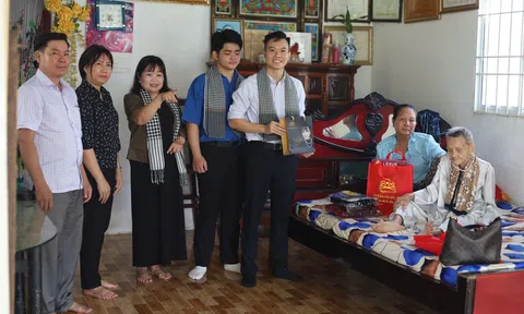 Những người trẻ trên hành trình tri ân các Mẹ Việt Nam Anh hùng