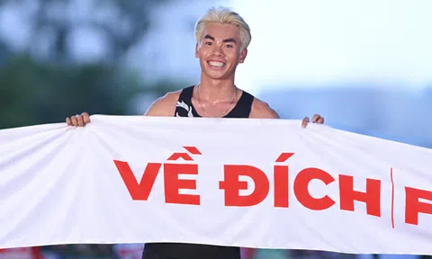 Hai vận động viên Việt Nam cùng cán đích đầu tiên cự ly Marathon tại Giải Marathon Quốc tế Hà Nội Techcombank mùa thứ 5