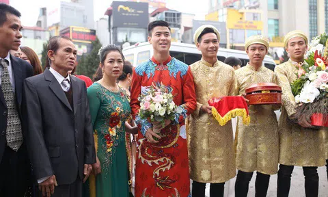 Cầu thủ Duy Mạnh và bạn gái Quỳnh Anh làm lễ ăn hỏi xôn xao khu khố Xã Đàn