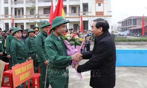Thanh niên cả nước hăng hái lên đường nhập ngũ