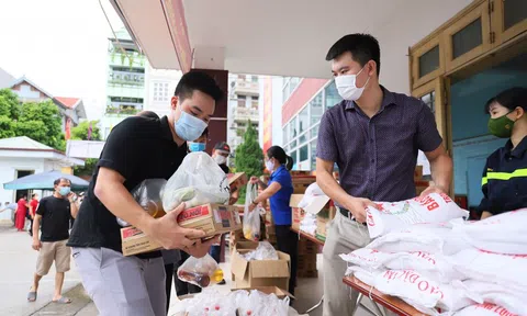 Công điện của Thủ tướng: Hỗ trợ tiền, lương thực để người dân yên tâm ở lại chống dịch