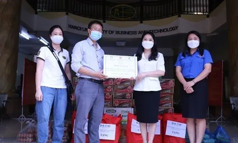Bí thư Thành đoàn Hà Nội tặng quà sinh viên HUBT khó khăn “mắc kẹt” tại Hà Nội