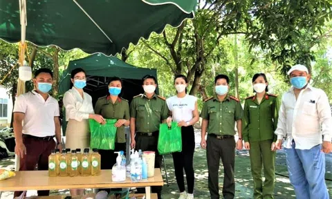 Nghệ nhân Đặng Đình Mạnh có nhiều việc làm thiết thực đồng hành với lực lượng trên tuyến đầu chống dịch