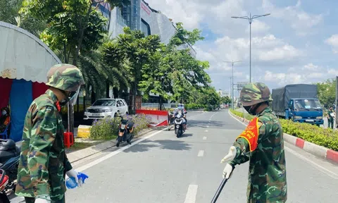 TP HCM: Bộ đội tỏa về các chốt kiểm soát, cùng công an đến từng khu vực hỗ trợ người dân