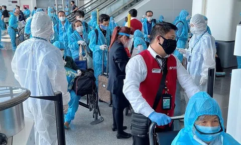 Người Việt về nước trên chuyến bay nối thẳng đường bay Việt Nam - Hoa Kỳ