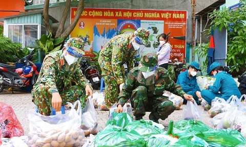 Hình ảnh đẹp, xúc động và gần gũi của các chiến sĩ bộ đội giúp dân trong mùa dịch