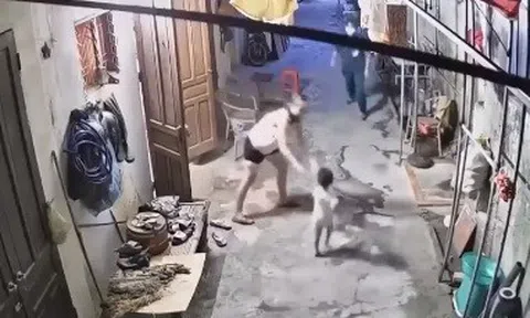 Bố đi chống dịch lâu ngày ghé thăm, nhìn thấy con thơ vội tránh xa vì sợ lây nhiễm dịch sang con