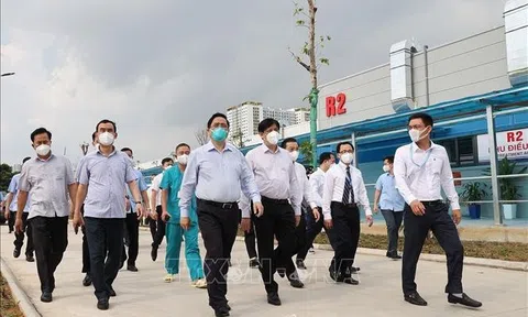 Thủ tướng kiểm tra Bệnh viện điều trị người bệnh COVID-19 tại Hà Nội
