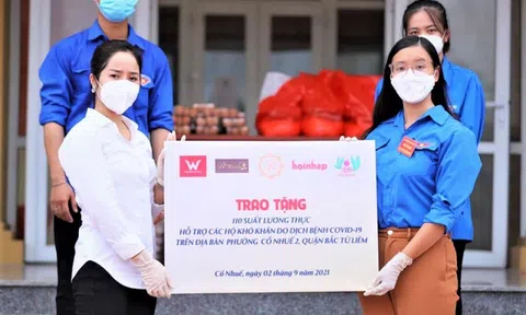 Ca sĩ Hiền Anh Sao Mai cùng cộng sự chia sẻ những phần quà cho sinh viên và lao động nghèo ở Hà Nội