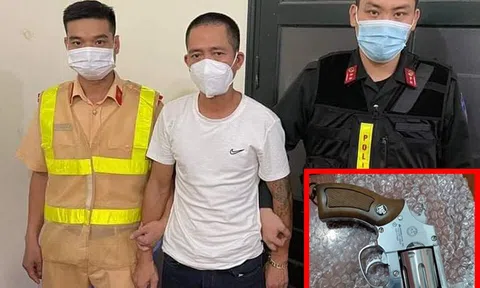 Hà Nội: Thanh niêm xăm trổ, không đội mũ bảo hiểm, nghênh ngang mang súng đi dạo phố giữa mùa dịch
