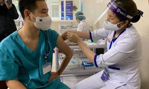 Chủ tịch Hà Nội yêu cầu ứng trực 24/24/7, vaccine về đến đâu tiêm hết đến đó