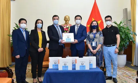Israel trao tặng vật tư y tế hỗ trợ Việt Nam phòng chống dịch Covid-19