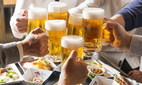 Bình Dương: Khởi tố F0 tổ chức ăn nhậu trong khu cách ly bị nhắc nhở còn tấn công người thi hành công vụ