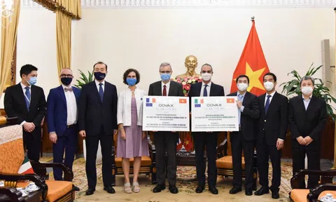 Việt Nam tiếp nhận 1,5 triệu liều vắc xin AstraZeneca do Pháp và Italy tặng
