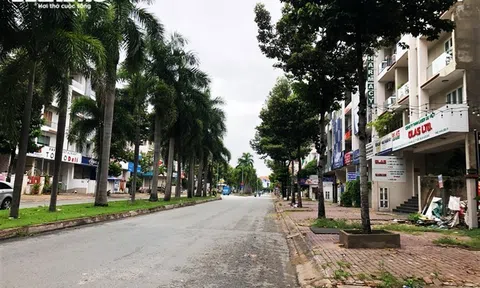 TP.HCM: Người dân quận 7 dè dặt ra đường trong ngày đầu thí điểm mở cửa trở lại