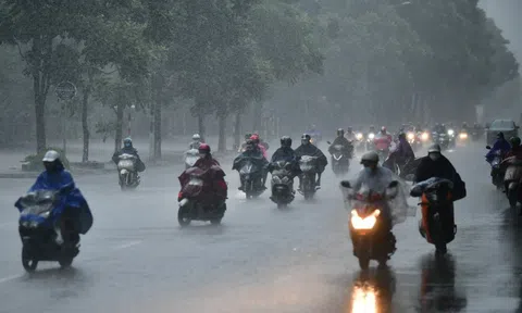 Hà Nội mưa lớn, đường vẫn đông đúc xe cộ giữa lúc giãn cách