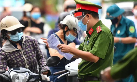 Hà Nội: 19 quận, huyện 'bình thường mới' không kiểm soát giấy đi đường
