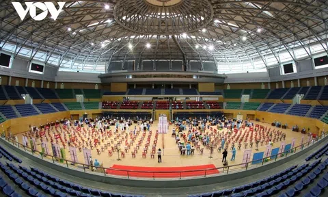 Với 100 triệu dân, Việt Nam cần điều chỉnh chiến lược để chống dịch thế nào?