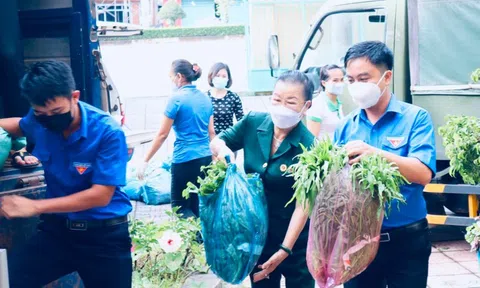 Hướng về “tâm dịch” TP HCM, hàng chục kiều bào cùng người Bình Phước “trợ sức” gần 900 hộ gia đình