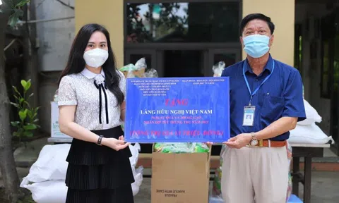 Diễn viên Phan Kim Oanh san sẻ yêu thương trong dịch bệnh