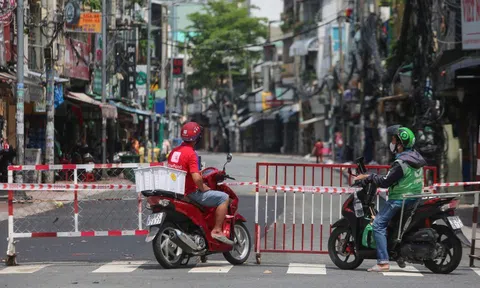 Người dân TP HCM mong chờ ngày tháo bớt các chốt chặn