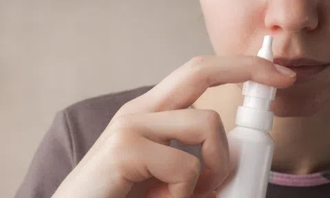 Các nhà khoa học Anh phát triển thành công thuốc xịt mũi giảm nguy cơ mắc Covid-19
