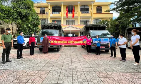 Khi đồng bào Bình Phước gói bánh, xào mắm ruốc, mua rau củ gửi “tâm dịch” TP HCM