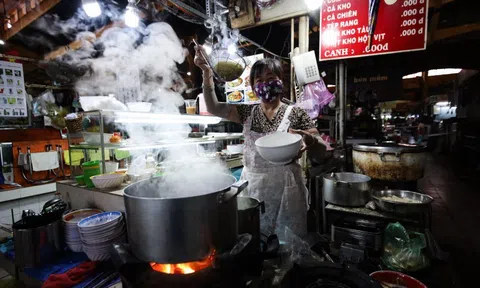 Quán ăn, chợ luôn được mở cửa dù có dịch