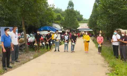 Những tấm lòng vàng “trợ lực” đồng bào trên đường về quê tránh dịch