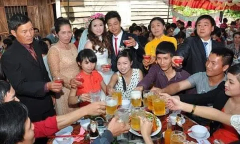 Bi hài chuyện đi mời cưới