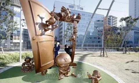 Nhật Bản: Ra mắt tượng đồng mèo máy Doraemon và cánh cửa thần kỳ