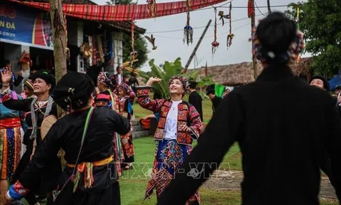 "Làng - Ngôi nhà chung của chúng ta" thu hút du khách tháng cuối năm