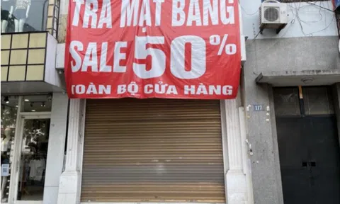 Những tấm biển đỏ xuất hiện nhiều trên phố
