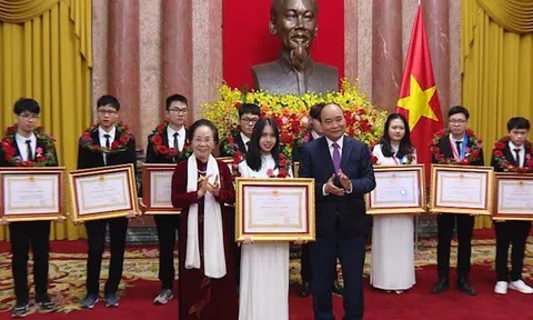 Phú Thọ: Hai học sinh trường THPT chuyên Hùng Vương được Chủ tịch nước tặng Huân chương Lao động và Thủ tướng tặng Bằng khen