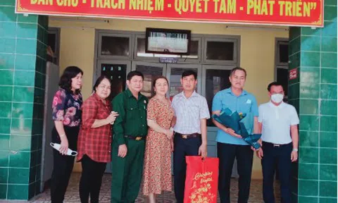 Hội CCB Sở Tư pháp TP.Hồ Chí Minh: Tặng quà Tết cho hộ nghèo, hộ chính sách ở Bến Tre