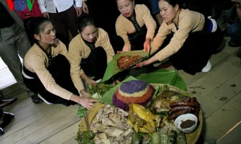 Tục dọn gian thờ cuối năm của người Thái Tây Bắc
