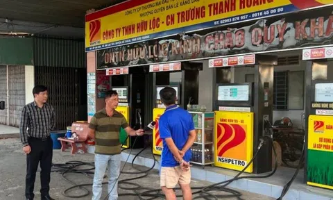 Xử lí nghiêm đơn vị găm 7000 lít xăng treo biển hết xăng chờ tăng giá