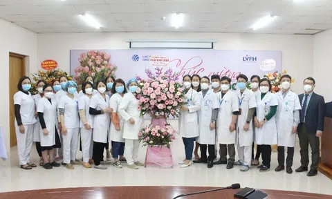 Vĩnh Phúc: Bệnh viện hữu nghị Lạc Việt nhận hoa chúc mừng của Thủ tướng Chính phủ