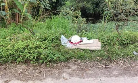 Hà Tĩnh: Phát hiện thi thể người đàn ông bên bờ kênh, lưỡi dao găm vào bụng